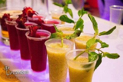 Contrata servicio de coctelería fina para tus eventos. - Barras temáticas - Letras luminosas - Carrito de shots - Fumigadora - Coctelería - Cubas ¡Contrata a los expertos! Llámanos al (443) 292 04 14, o escríbenos a ventas@barramovil.com.mx Cotiza tu evento hoy.